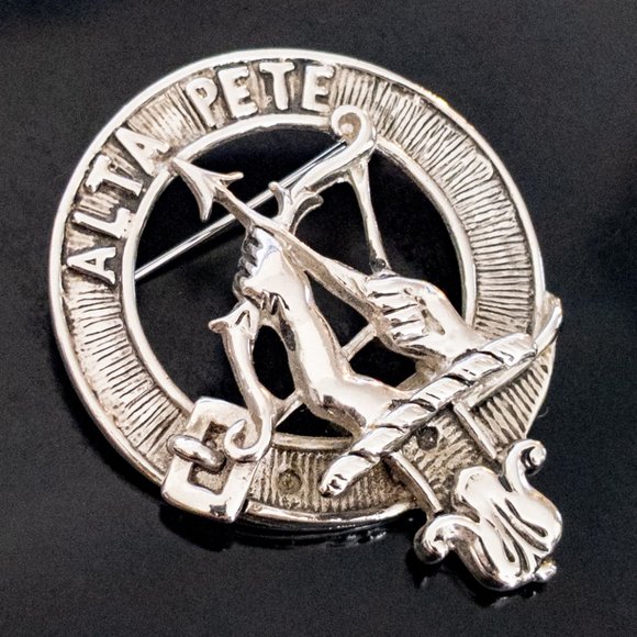 FLETCHER Clan Crest ALTA PETE Pewter Brooch Pin Scottish Family Kilt Metal Bow - Picture 1 of 4